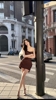 美女登密盼盼一身露肩裙穿搭靠着电线杠子：让你着迷的都是感觉~